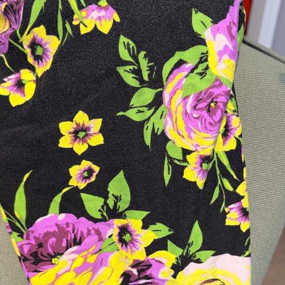 LuLaRoe Black Floral TC Leggings - Picture 2 of 2